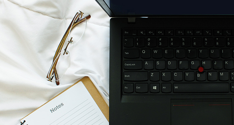 laptop op bed