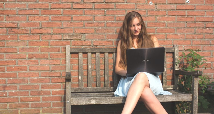 Laptop in de zon