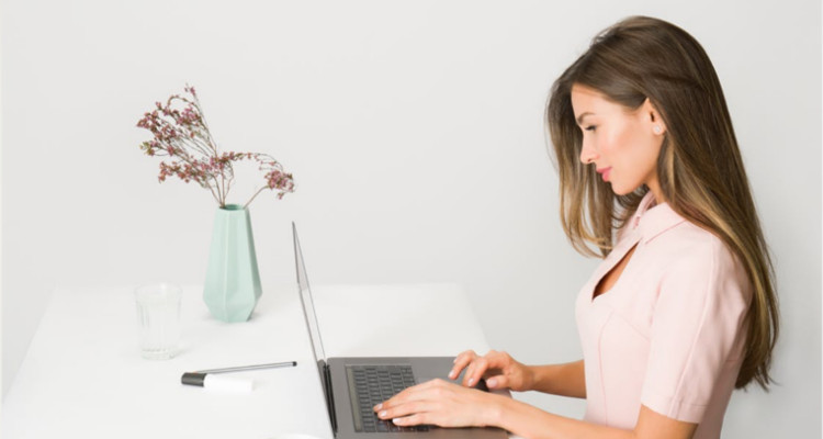 vrouw met laptop