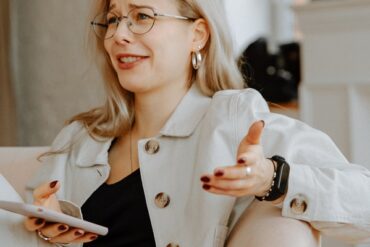 vrouw met telefoon