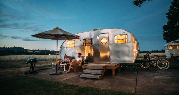 Must-have gadgets voor een vakantie met caravan