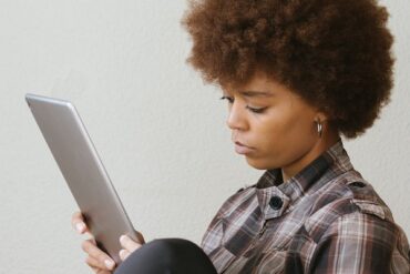vrouw met tablet