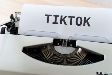 TIKTOK geschreven op typemachine