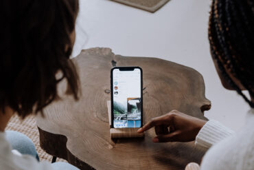 Telefoon op houder met TikTok