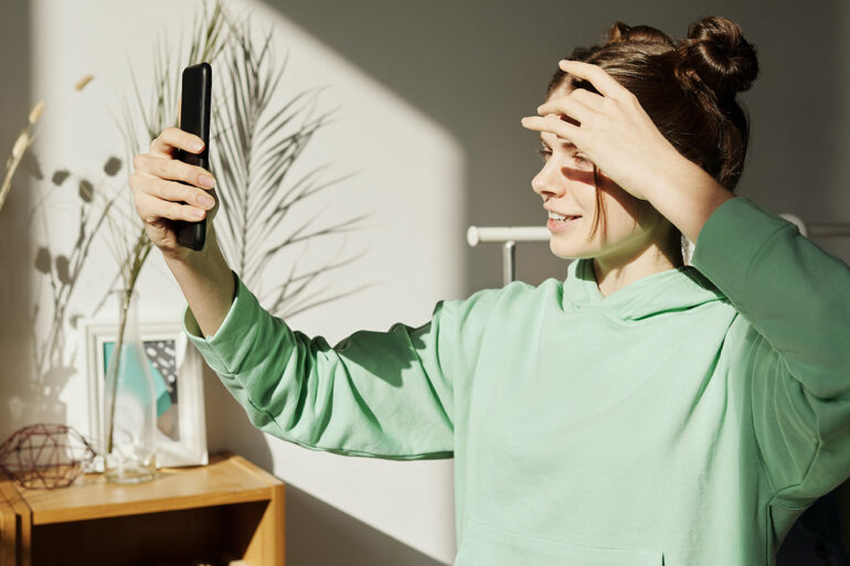 Tiener met smartphone in haar hand