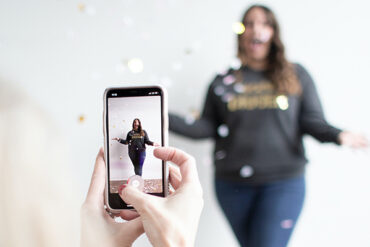 Iemand neemt een TikTok video op met confetti