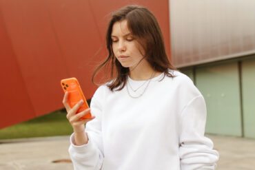Vrouw houdt smartphone vast