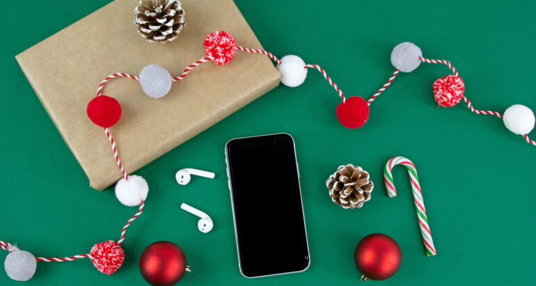 Smartphone, cadeautje en kerstversieringen.