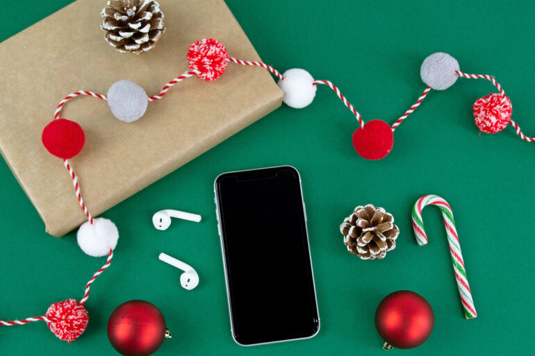 Smartphone, cadeautje en kerstversieringen.