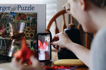 Persoon laat via videobellen zijn cadeautje zien.