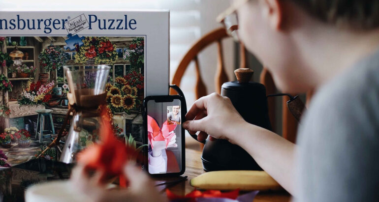 Persoon laat via videobellen zijn cadeautje zien.