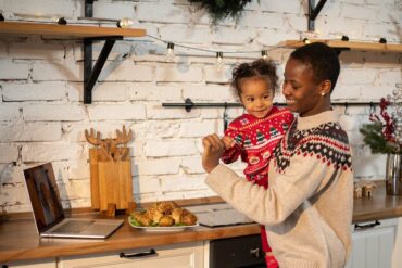 Moeder en dochter videobellen tijdens kerst