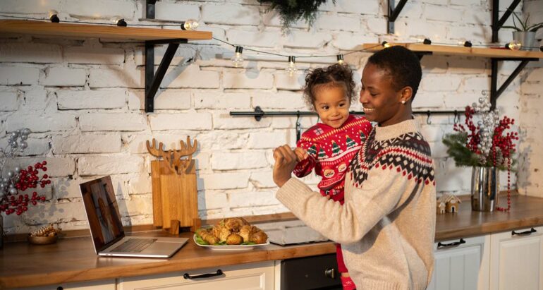 Moeder en dochter videobellen tijdens kerst