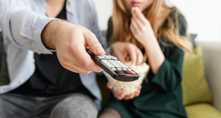 Stel zet de tv aan met de afstandsbediening