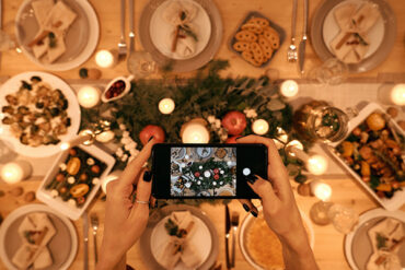 Persoon maakt een foto van het kerstdiner