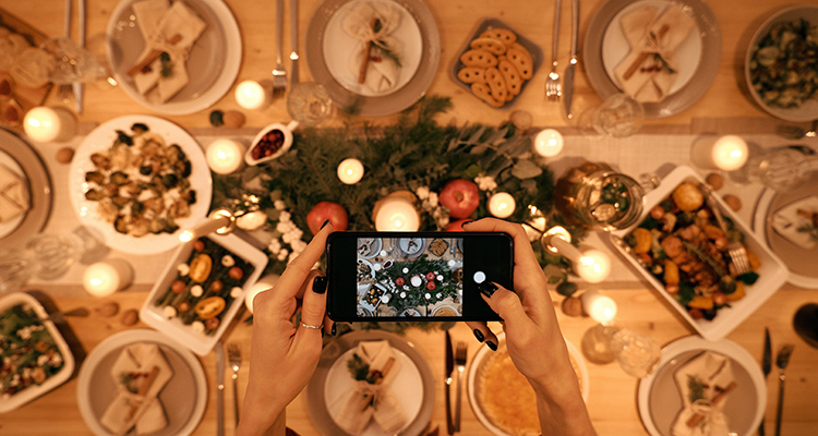 Persoon maakt een foto van het kerstdiner