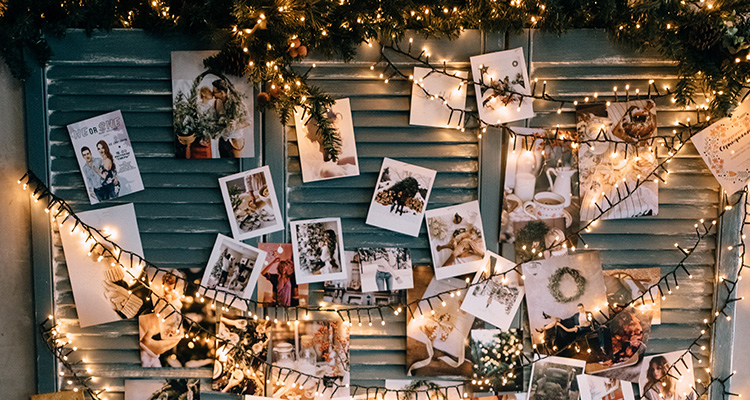 Guirlande, kerstverlichting en foto's