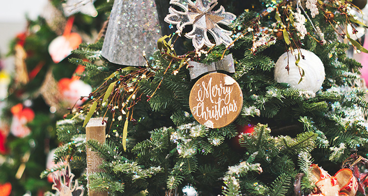 Kerstboom met kerstversiering