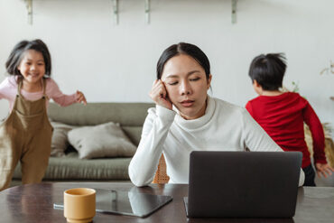Kinderen rennen rond tijdens thuiswerken