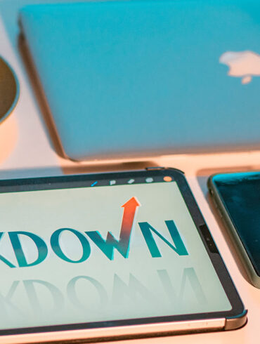 Lockdown geschreven op een ipad, naast een macbook en iphone