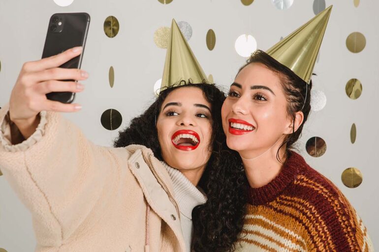 Twee vrouwen maken een selfie