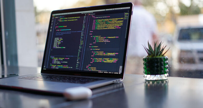 Programmeercodes op laptop