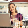 Gebruik van laptop en telefoon op terras