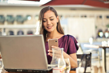 Gebruik van laptop en telefoon op terras