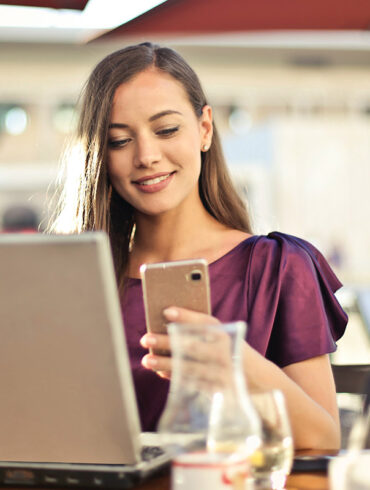 Gebruik van laptop en telefoon op terras