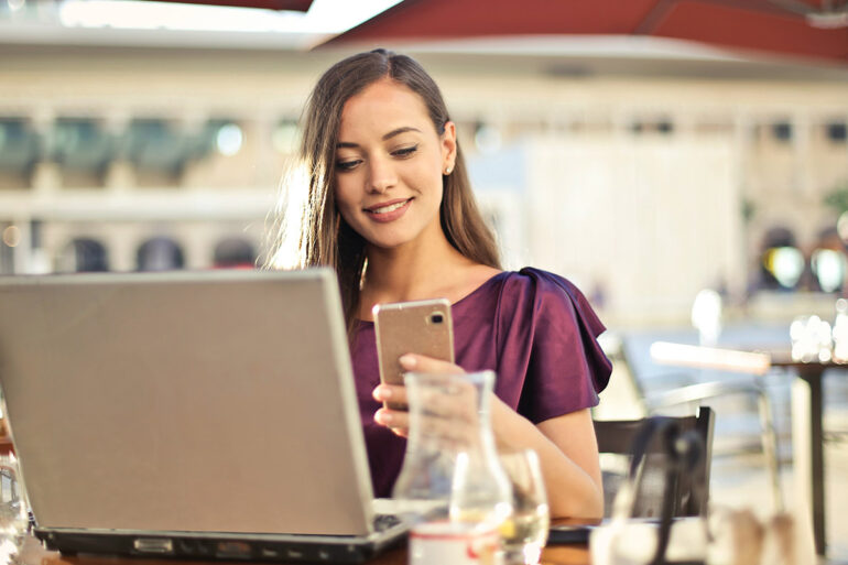 Gebruik van laptop en telefoon op terras