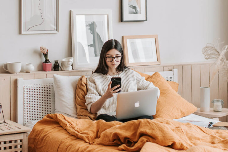 Vrouw bekijkt haar telefoon