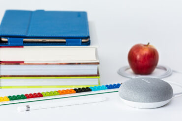 Google Home bij meetlat en boeken