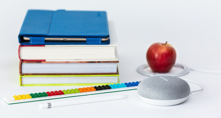 Google Home bij meetlat en boeken