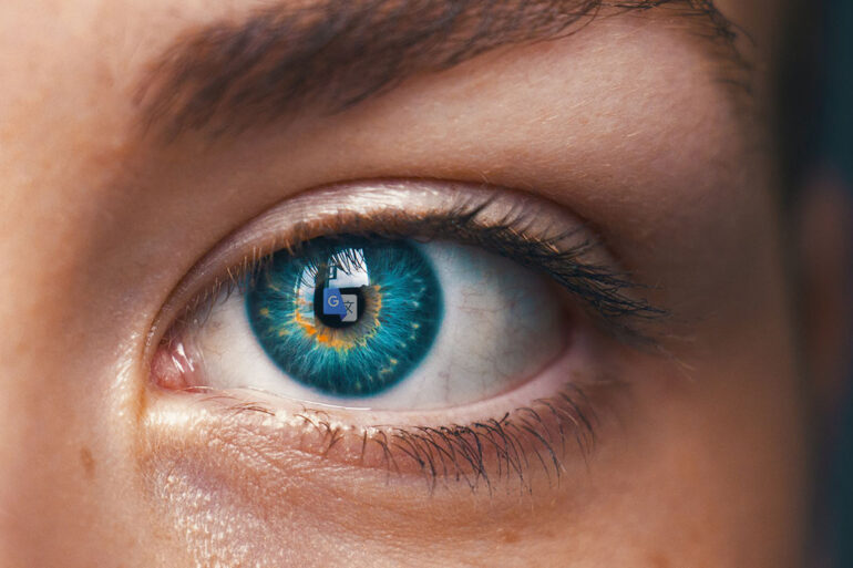 Google translate logo in oog van vrouw