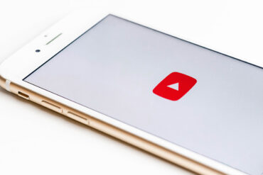 Youtube logo op smartphone