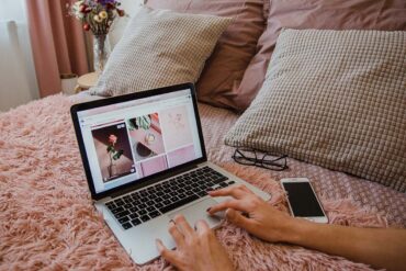 Onderneming - Persoon gebruikt macbook op bed