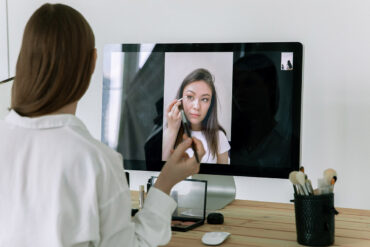 Vrouw volgt een make up tutorial