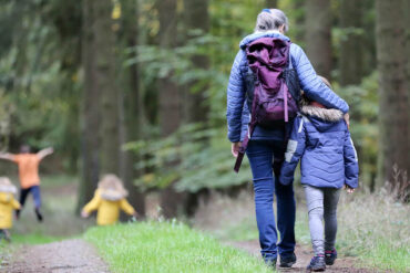 familie wandelt in het bos