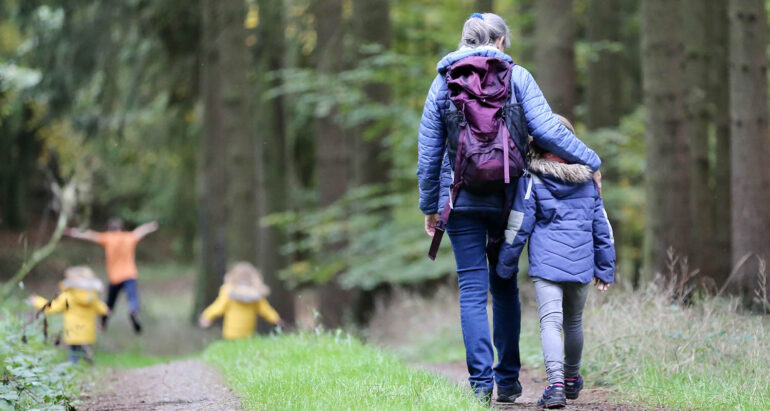 familie wandelt in het bos