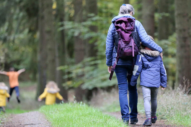 familie wandelt in het bos