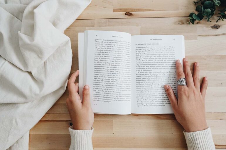 opengeslagen boek op tafel