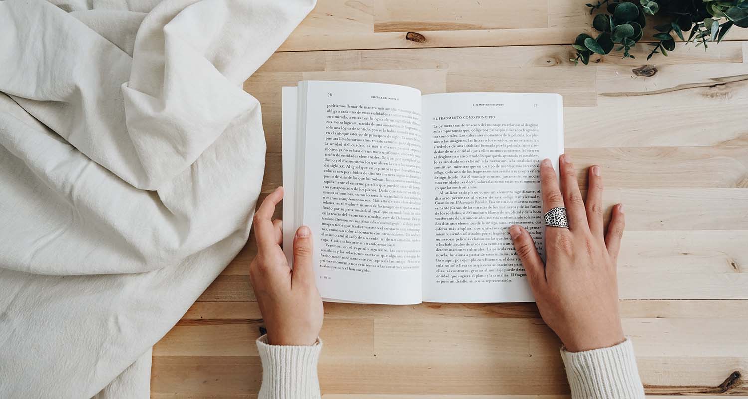 opengeslagen boek op tafel