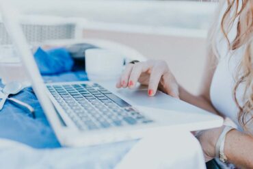 internetten op laptop