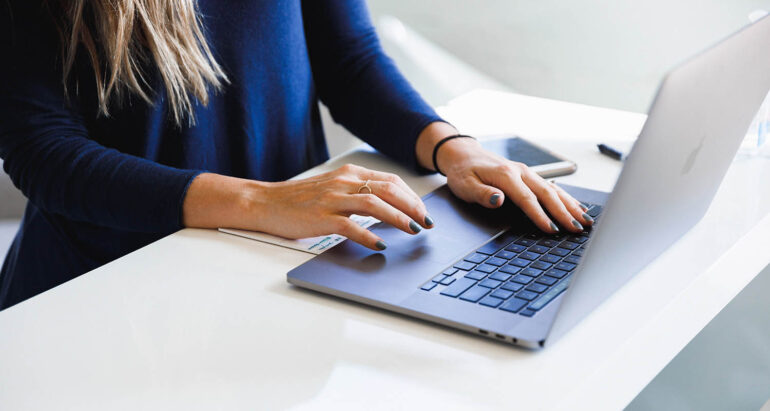 Persoon typt op toetsenbord laptop