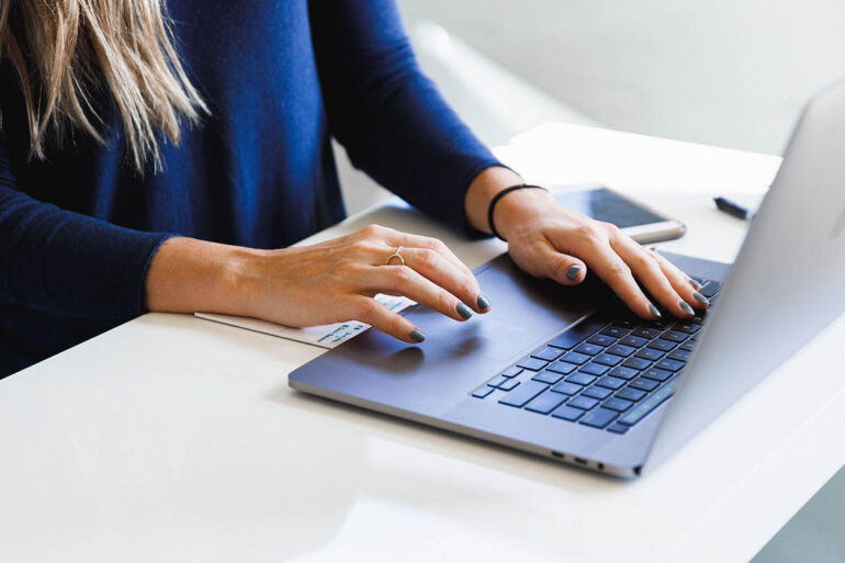 Persoon typt op toetsenbord laptop