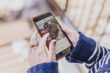 Persoon opent Instagram op smartphone