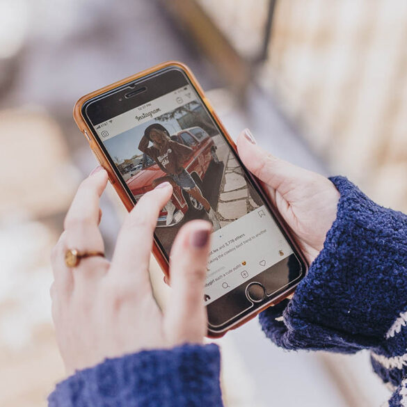 Persoon opent Instagram op smartphone