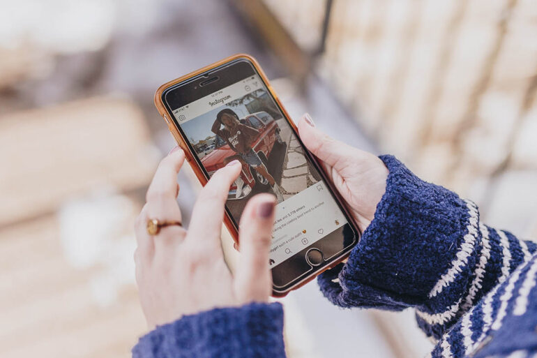 Persoon opent Instagram op smartphone