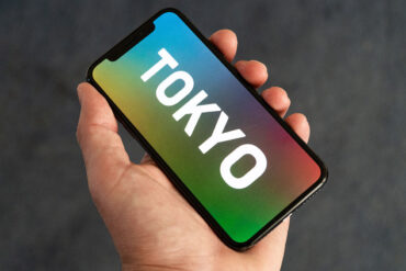 "TOKYO" op smartphone in hand