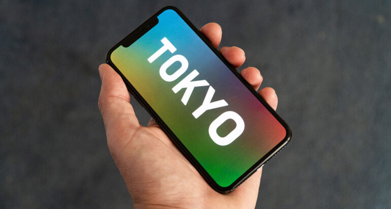 "TOKYO" op smartphone in hand